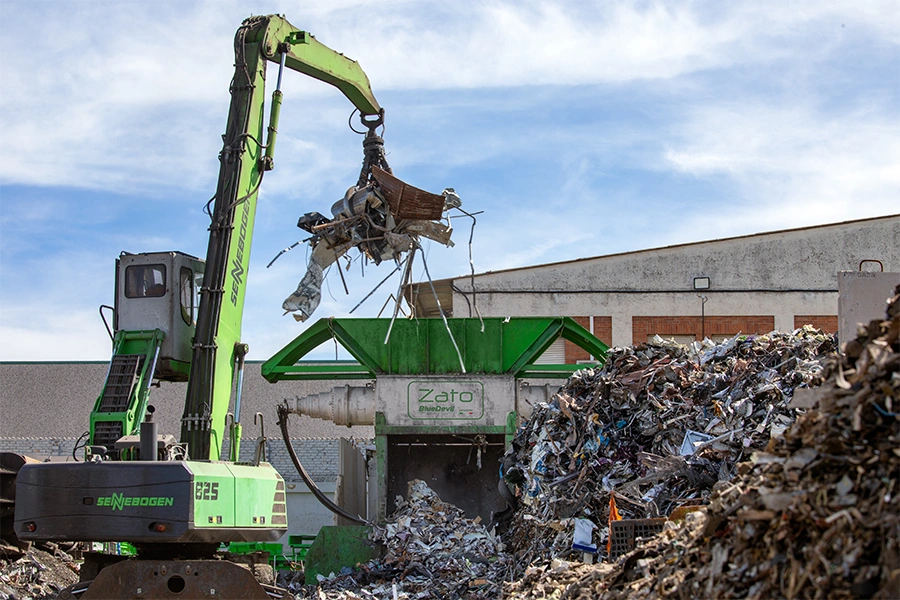 Trituratore industriale Blue Devil in uno scrap yard